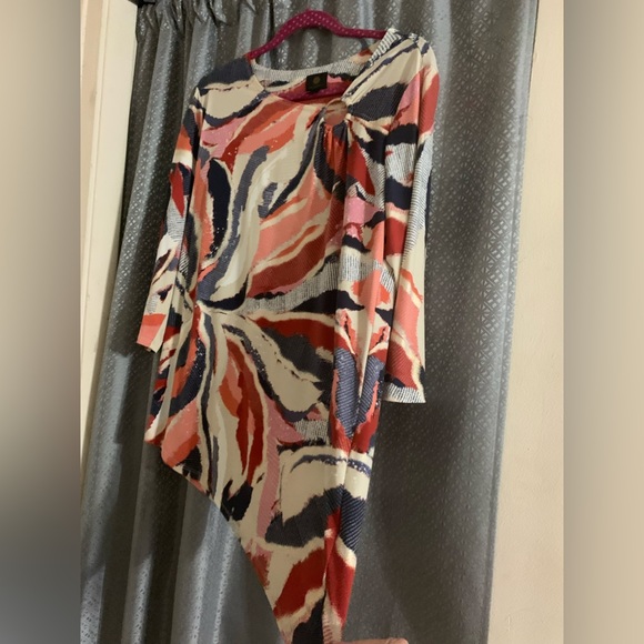 Asymmetric long top very nice with around metal detail on the side - Picture 2 of 4